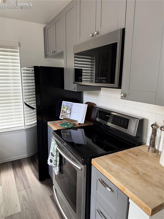 Image 13 of 28: Kitchen