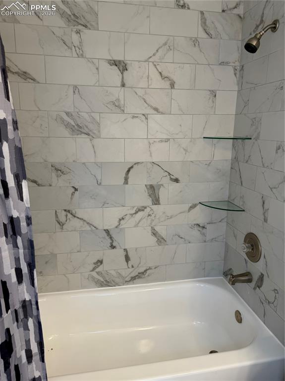 Image 19 of 28: Bathroom