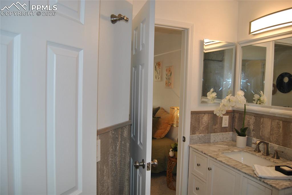 Image 24 of 28: Bathroom