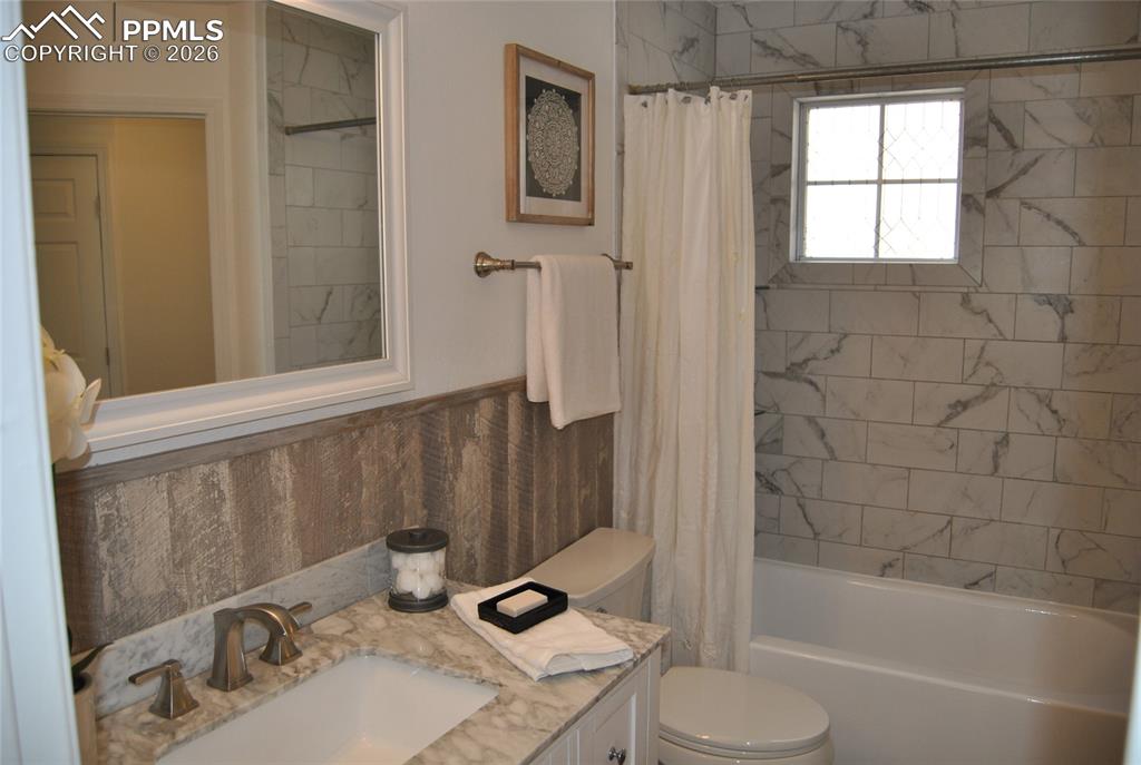 Image 25 of 28: Bathroom