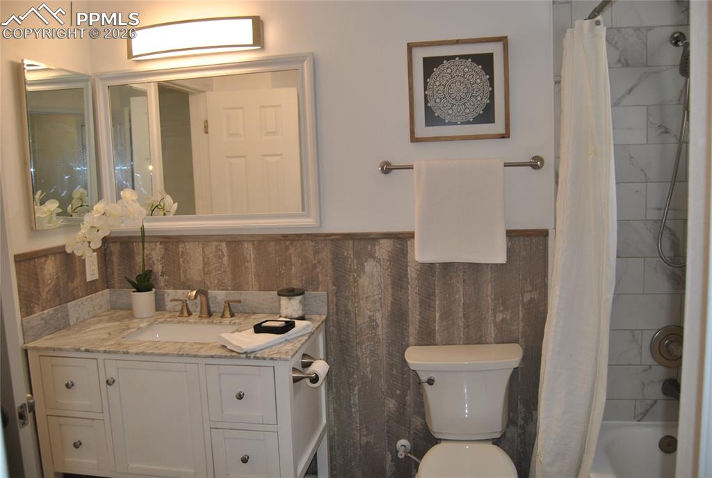 Image 26 of 28: Bathroom