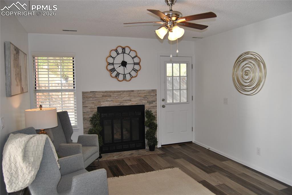 Image 4 of 28: Living Room