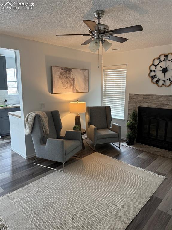 Image 6 of 28: Living Room