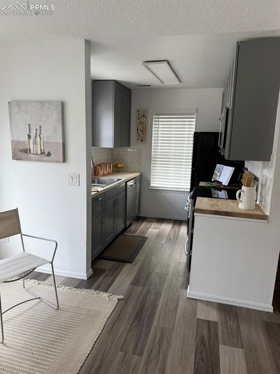 Image 8 of 28: Kitchen