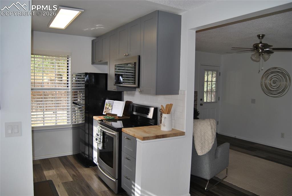 Image 9 of 28: Kitchen