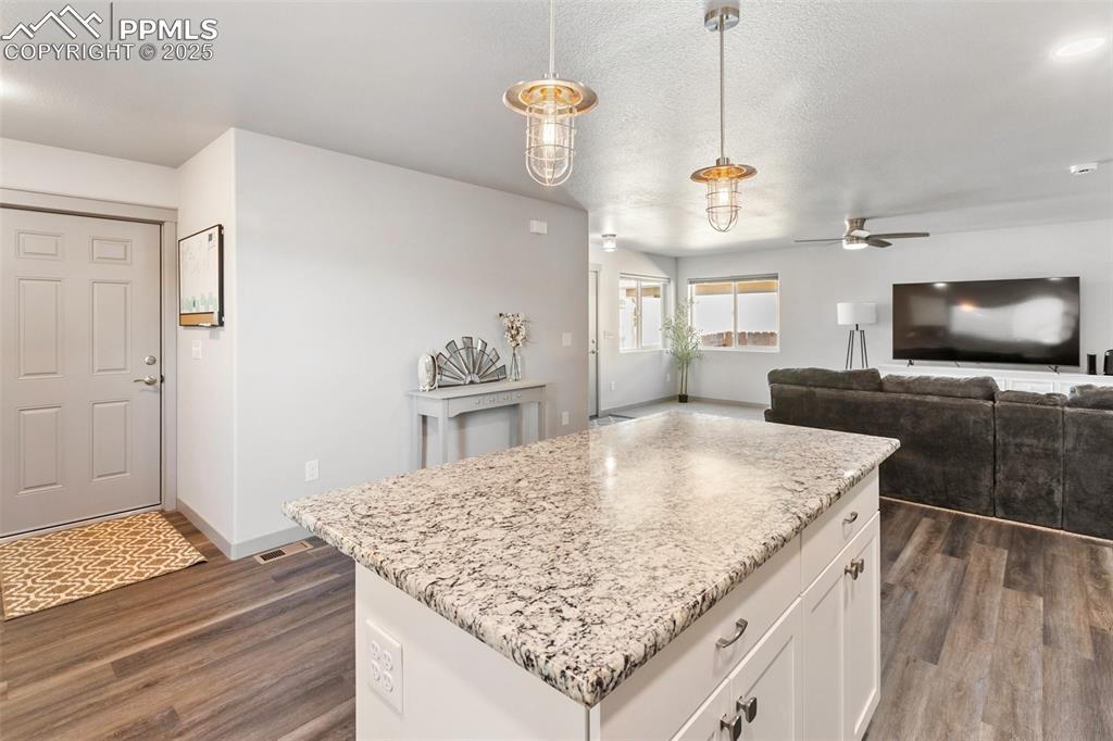 Image 15 of 41: Kitchen