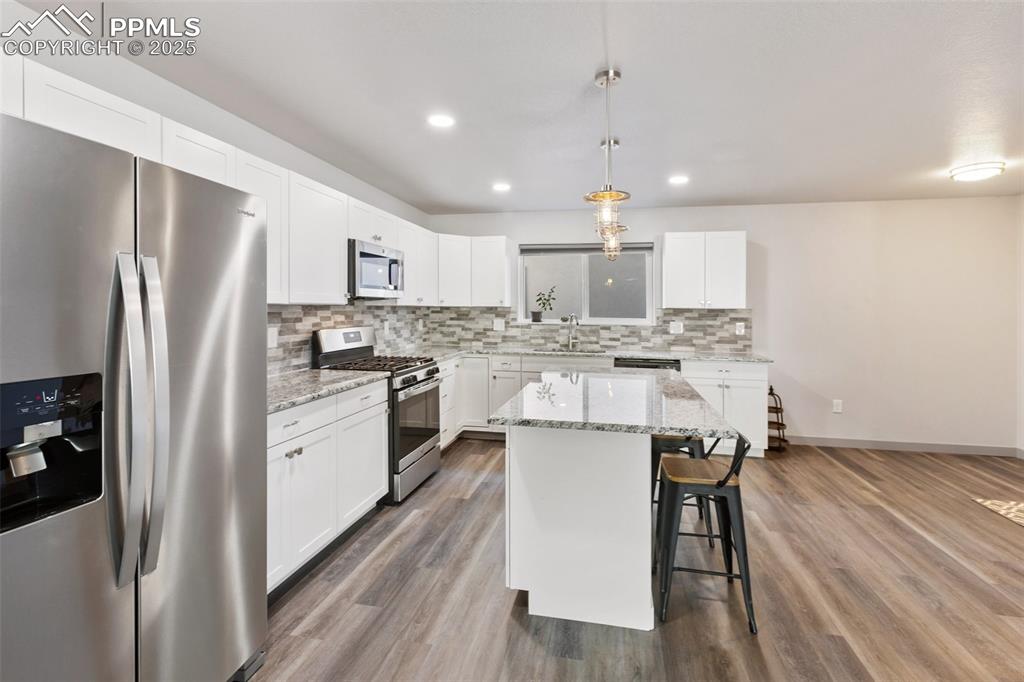 Image 16 of 41: Kitchen