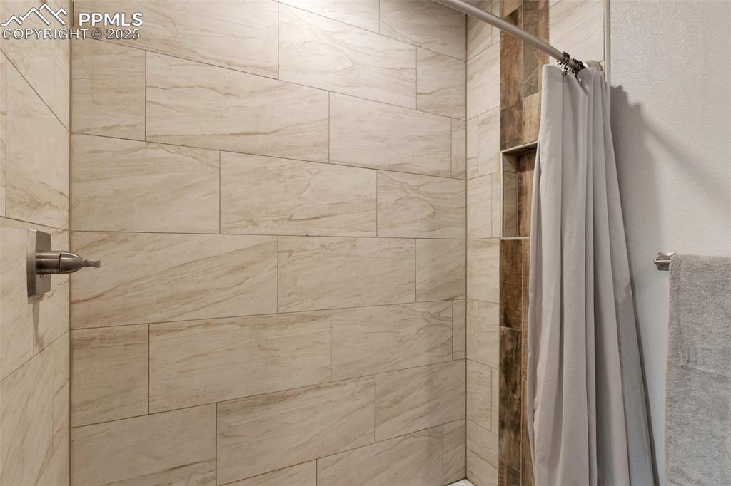 Image 18 of 41: Bathroom