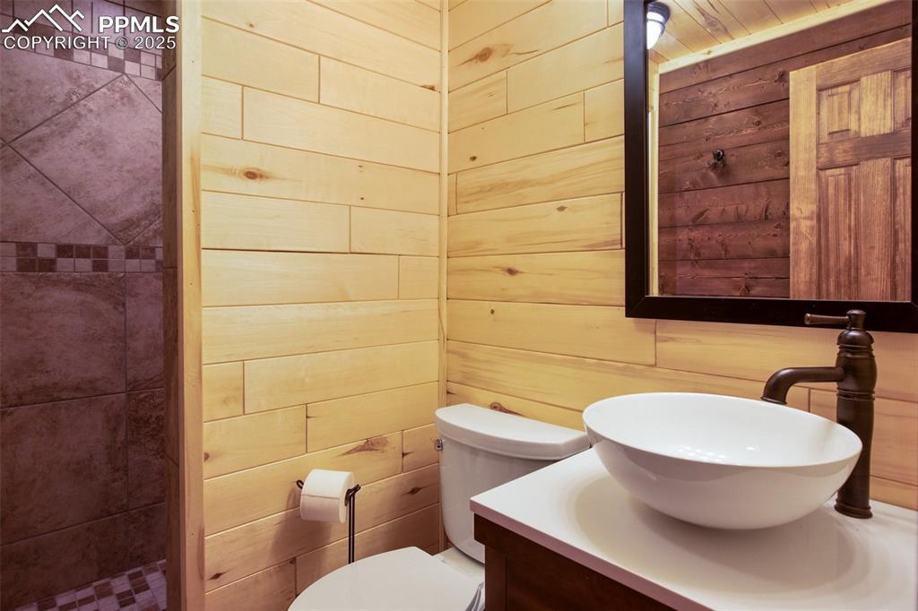Image 18 of 25: Bathroom