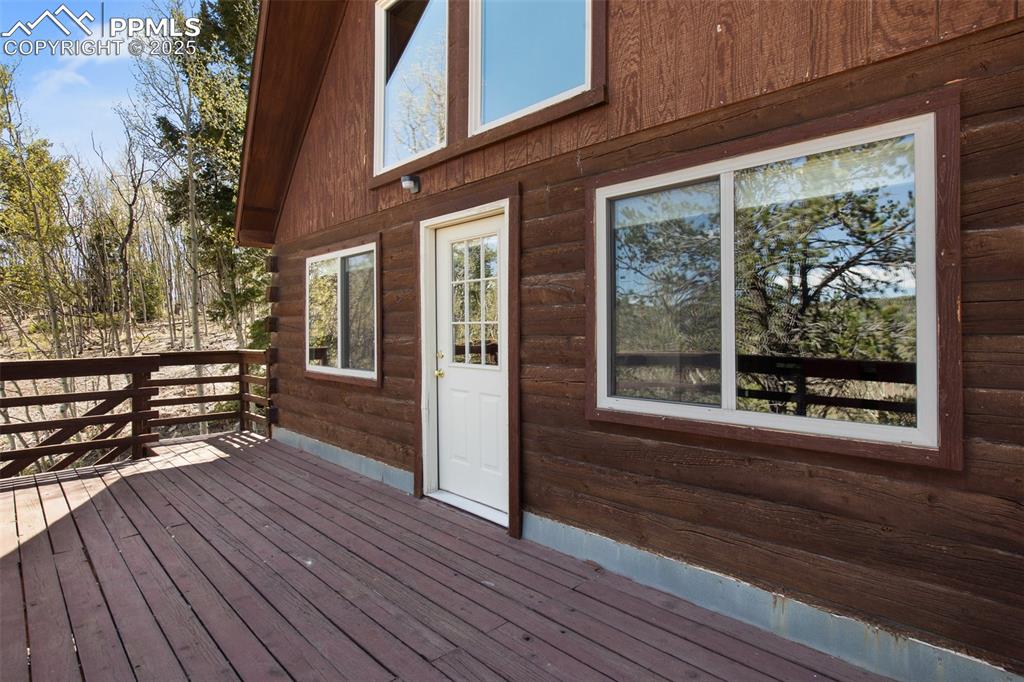 Image 23 of 25: Deck