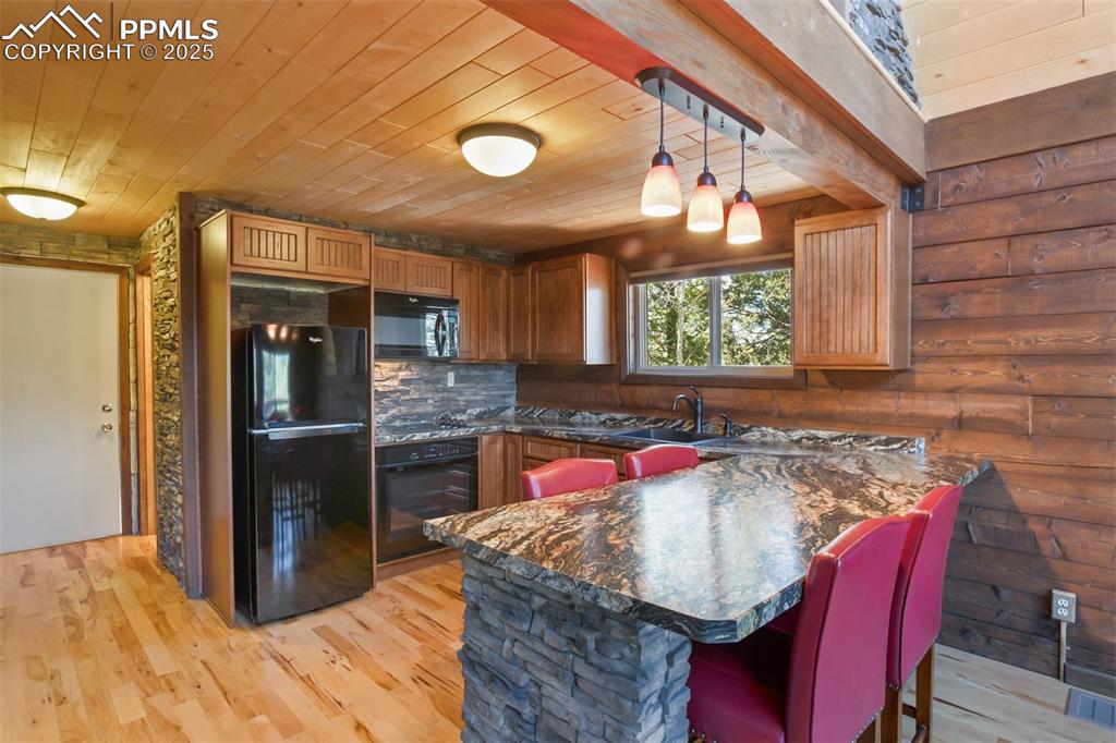 Image 5 of 25: Kitchen