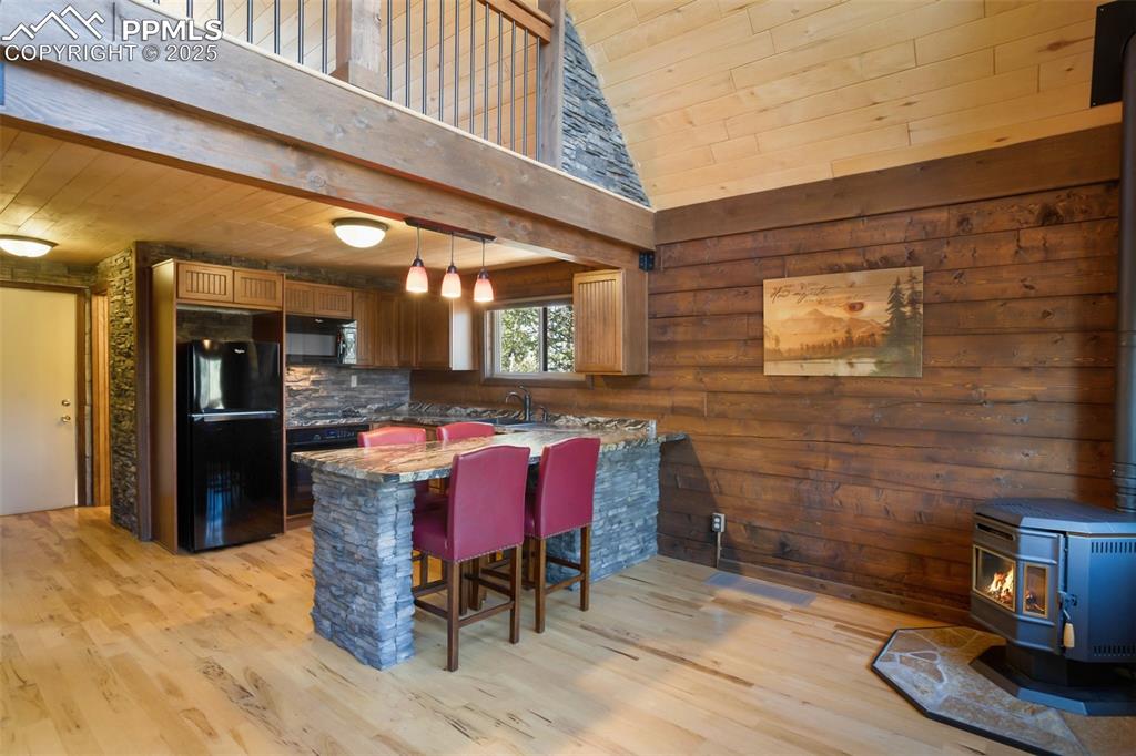 Image 7 of 25: Kitchen