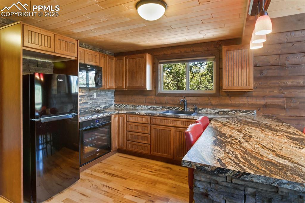 Image 8 of 25: Kitchen