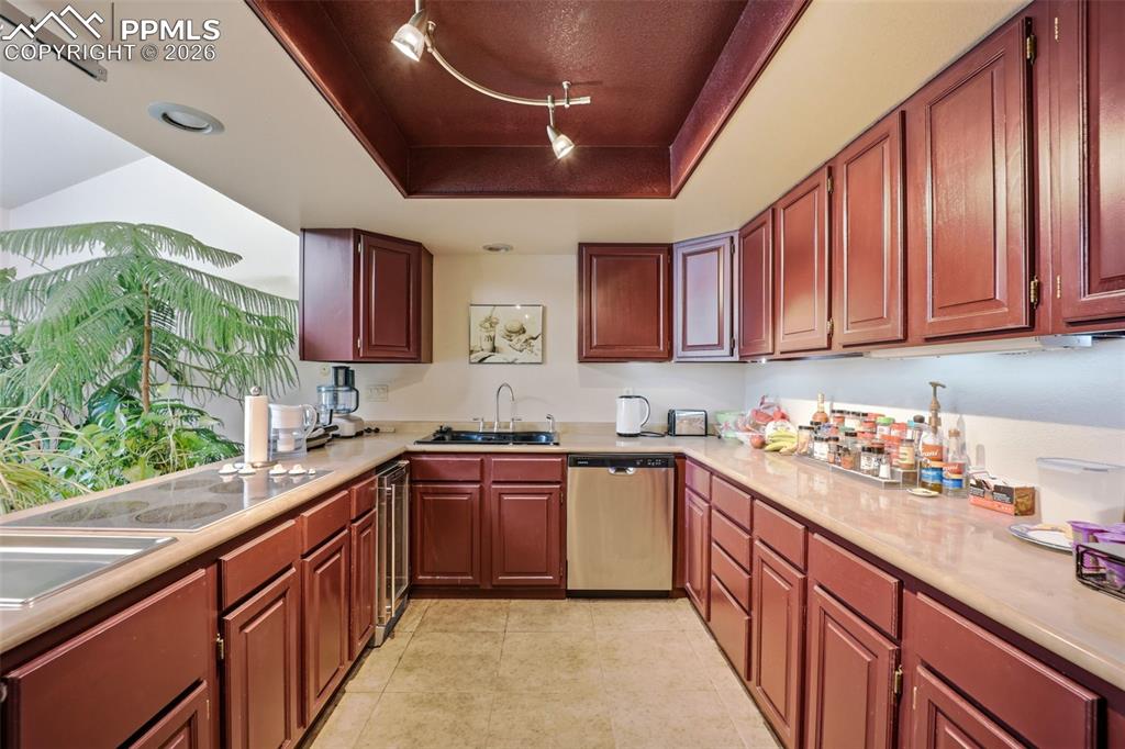 Image 14 of 47: Kitchen