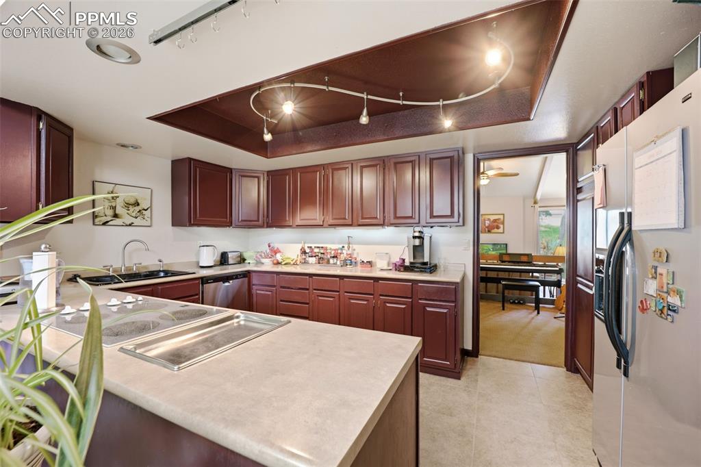 Image 15 of 47: Kitchen