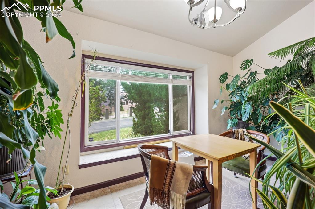 Image 17 of 47: Dining Area