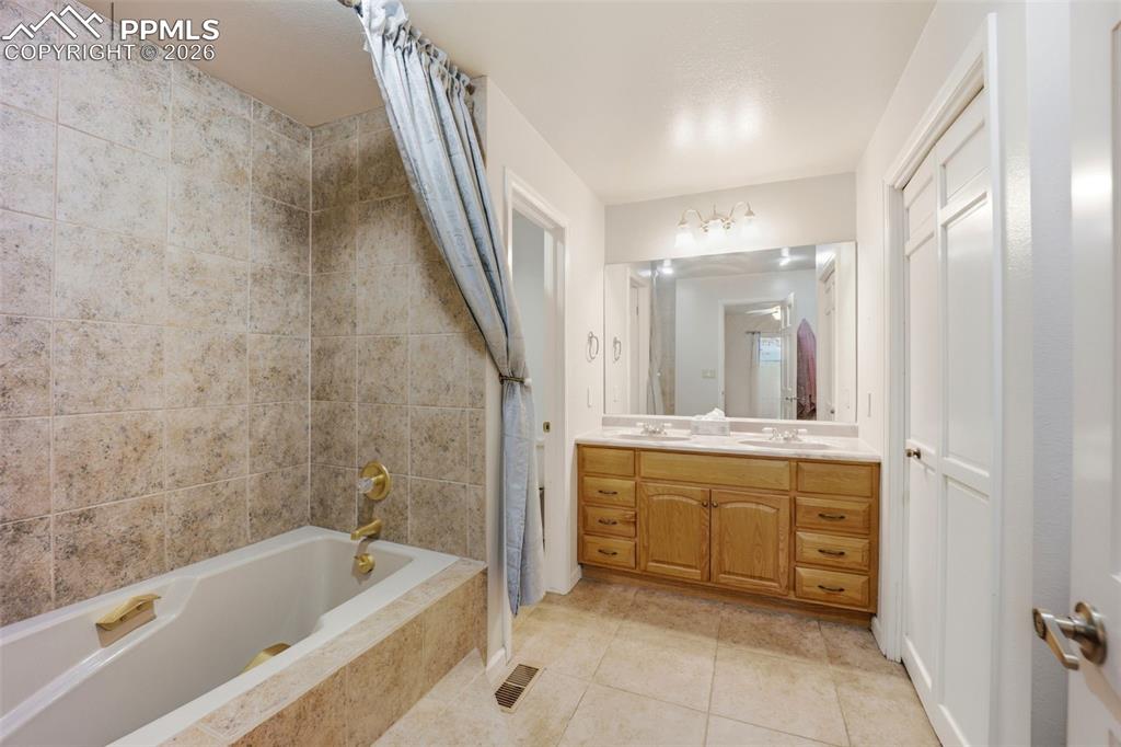 Image 22 of 47: Bathroom