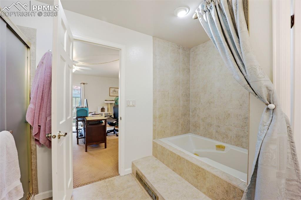 Image 23 of 47: Bathroom