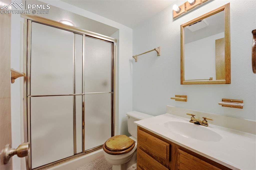 Image 36 of 47: Bathroom