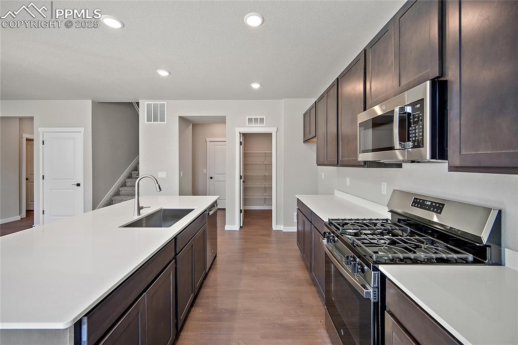 Image 16 of 44: Kitchen