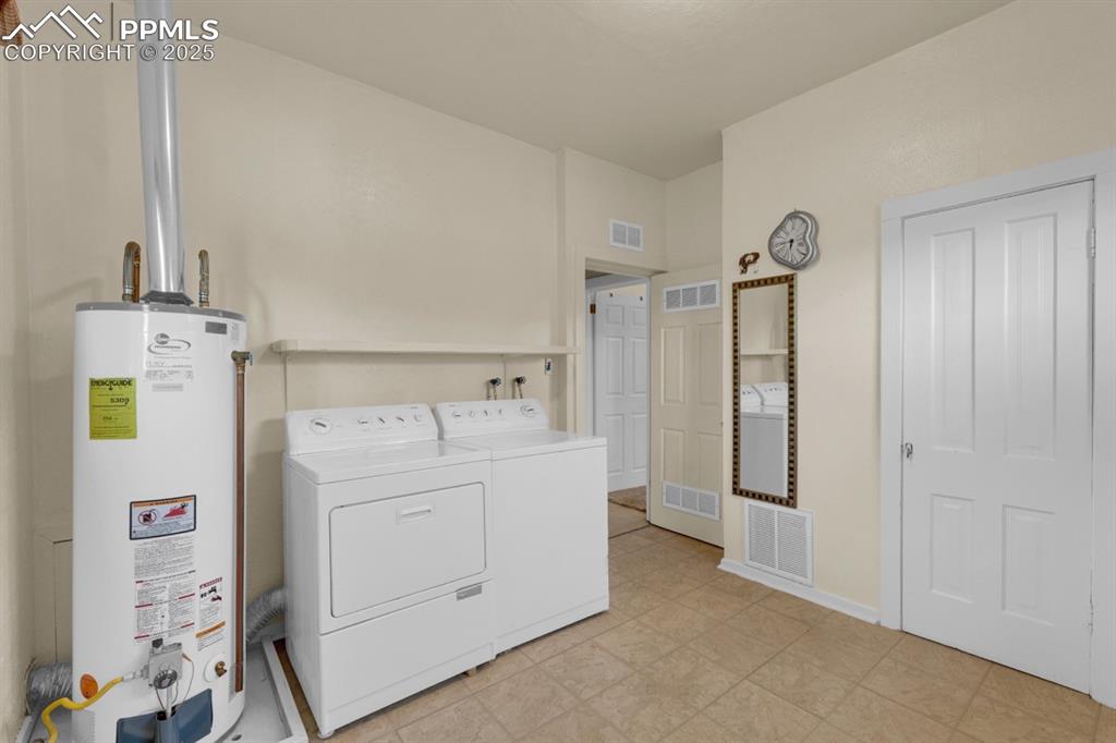 Image 15 of 24: Large Laundry Room 