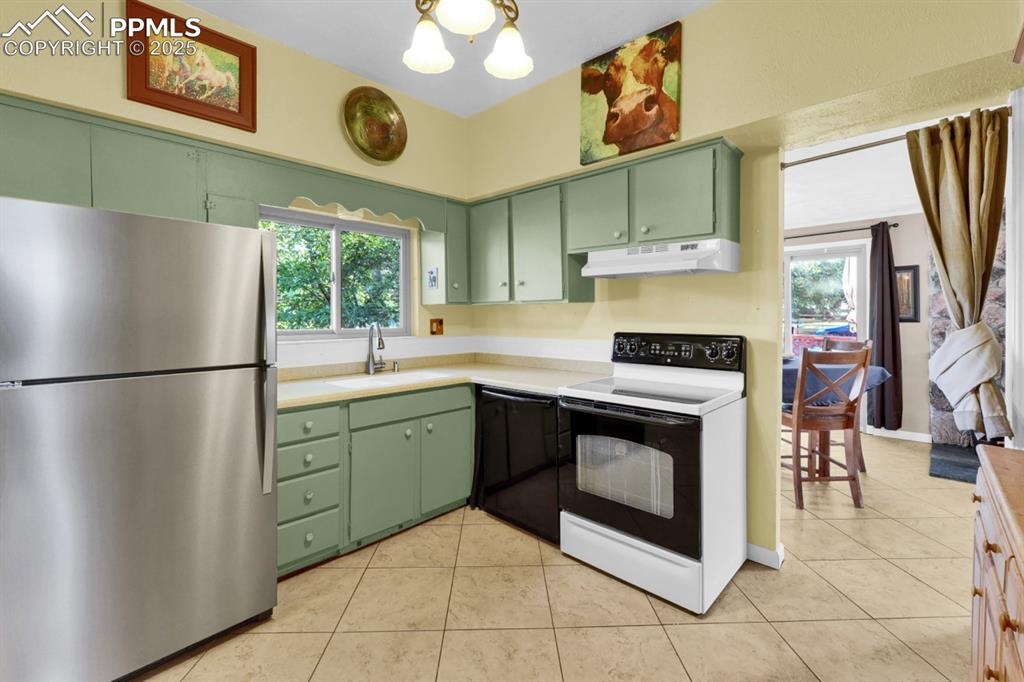 Image 4 of 24: Kitchen