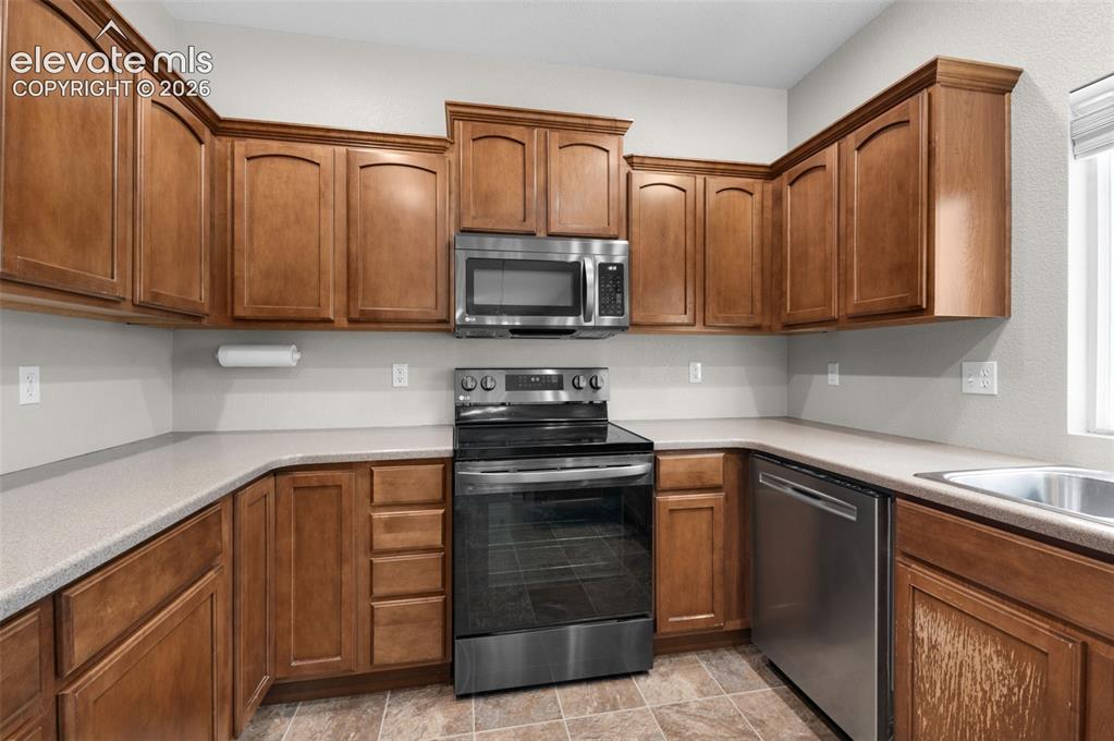 Image 22 of 41: Kitchen