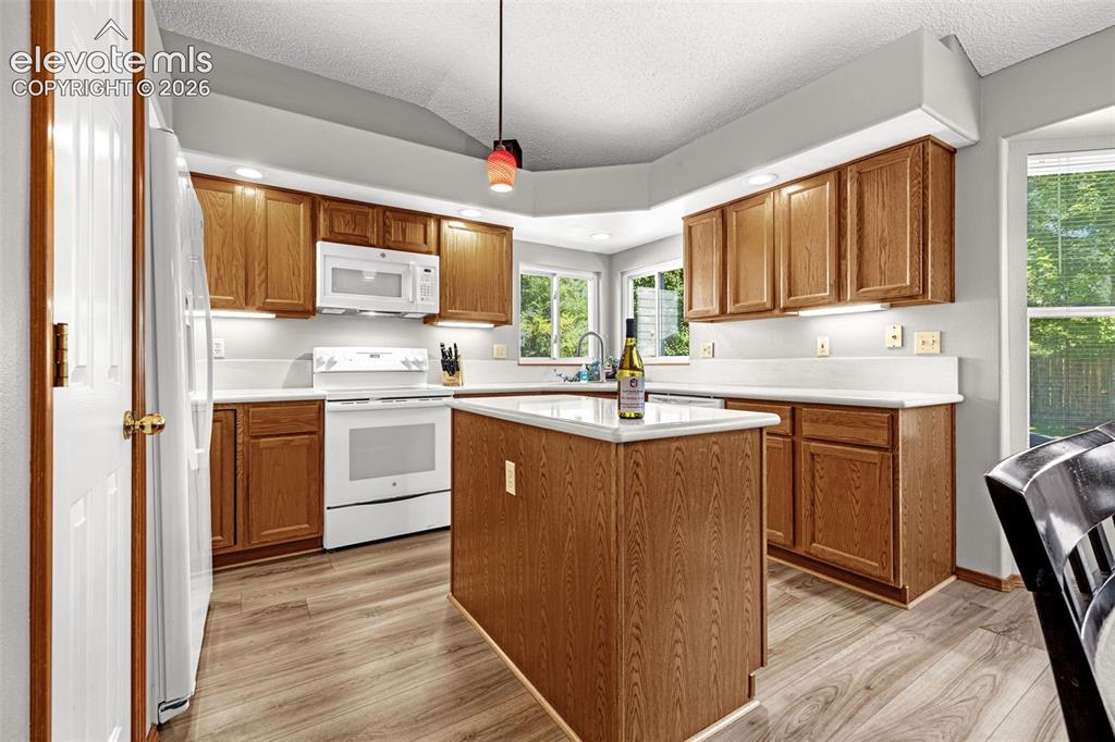 Image 13 of 45: Kitchen