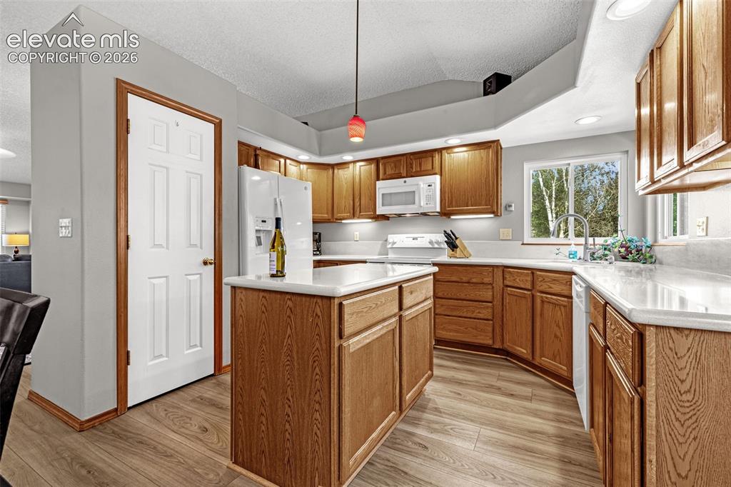 Image 14 of 45: Kitchen