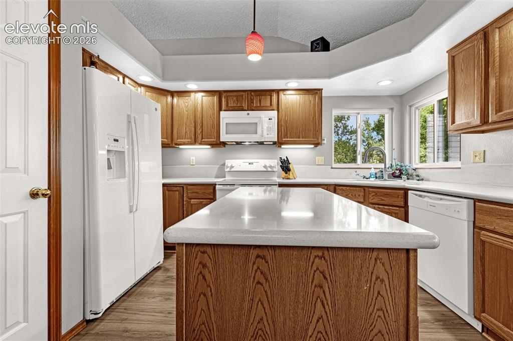 Image 15 of 45: Kitchen