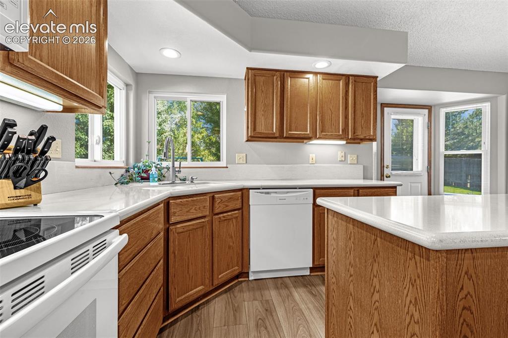 Image 16 of 45: Kitchen