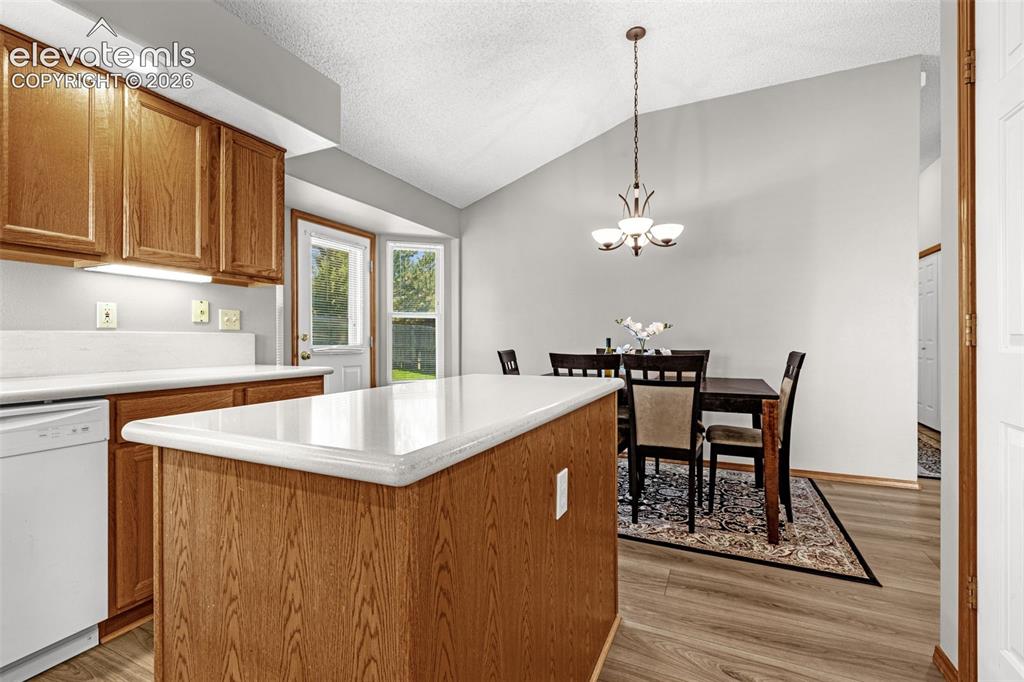 Image 17 of 45: Kitchen