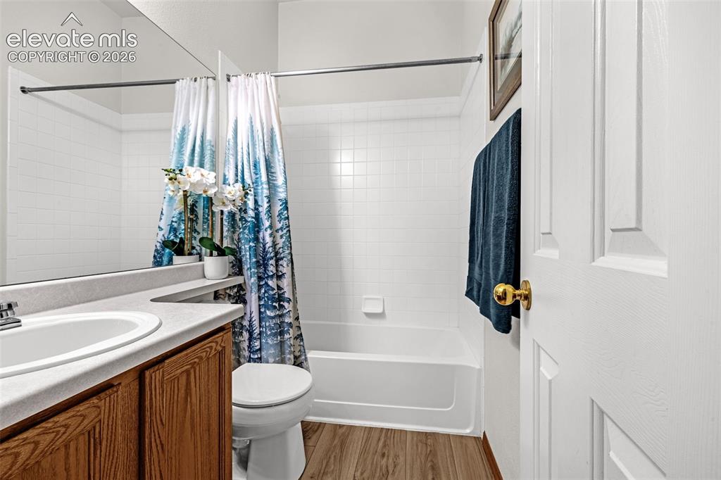 Image 18 of 45: Bathroom