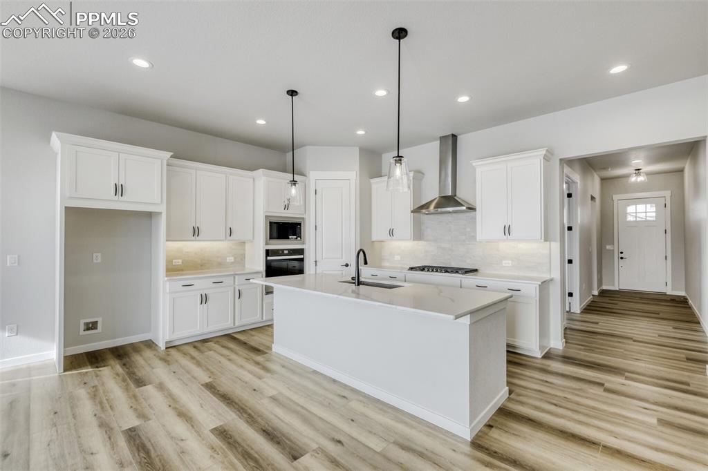 Image 10 of 28: Kitchen