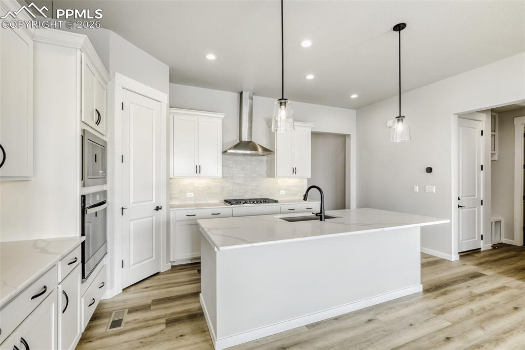 Image 11 of 28: Kitchen