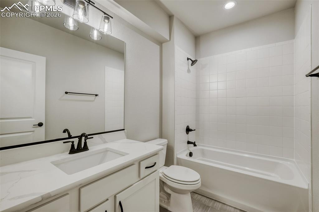 Image 14 of 28: Bathroom