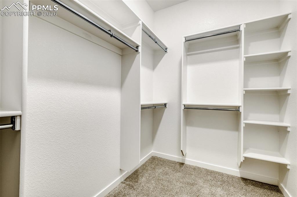 Image 21 of 28: Closet