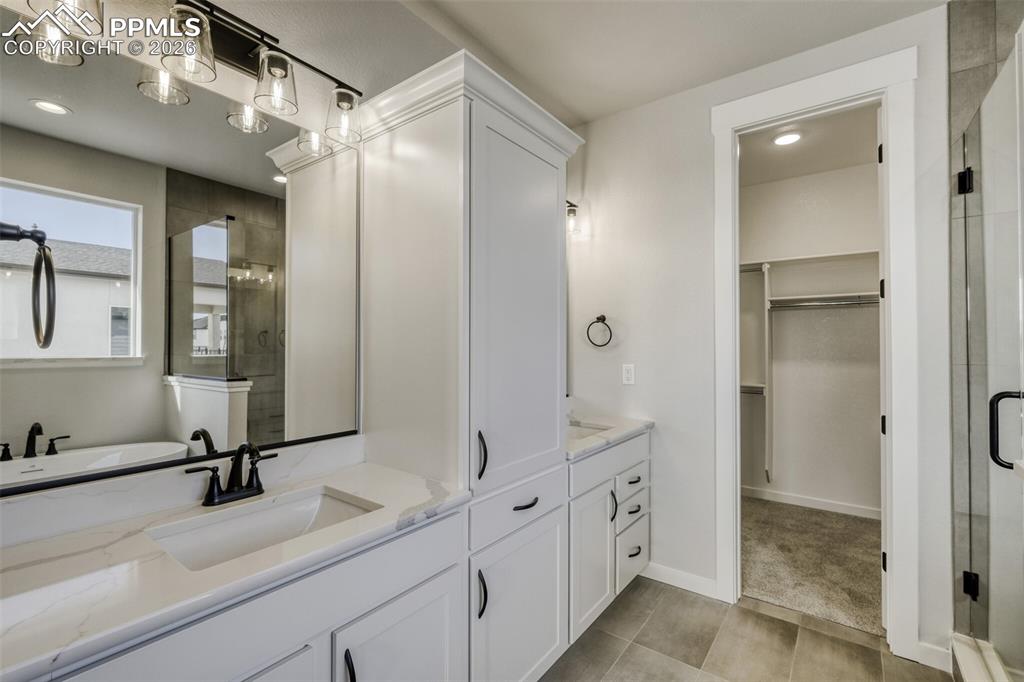 Image 24 of 28: Bathroom