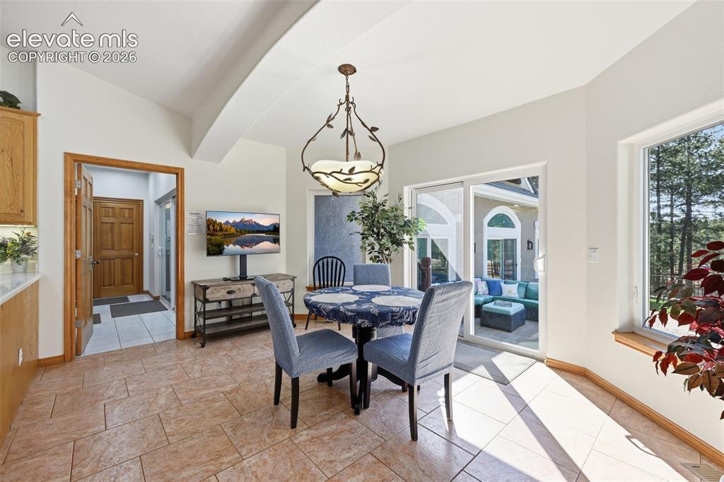 Image 11 of 50: Dining Area