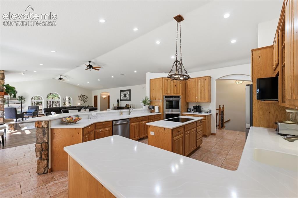 Image 8 of 50: Kitchen