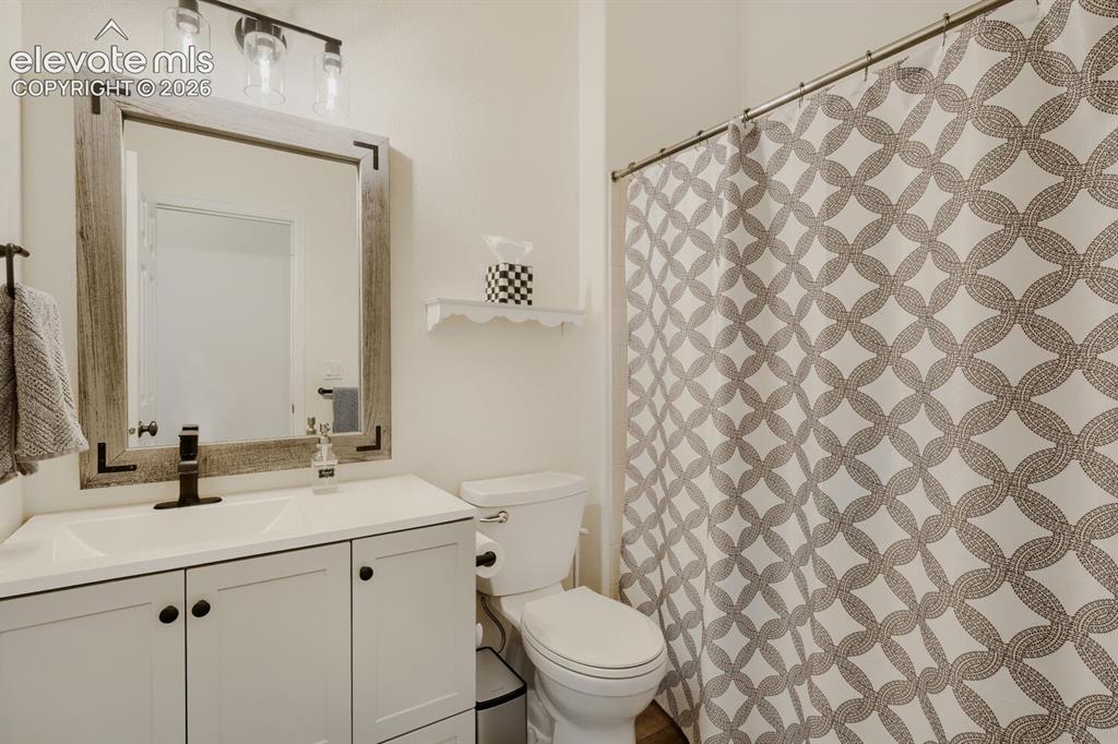 Image 23 of 27: Bathroom