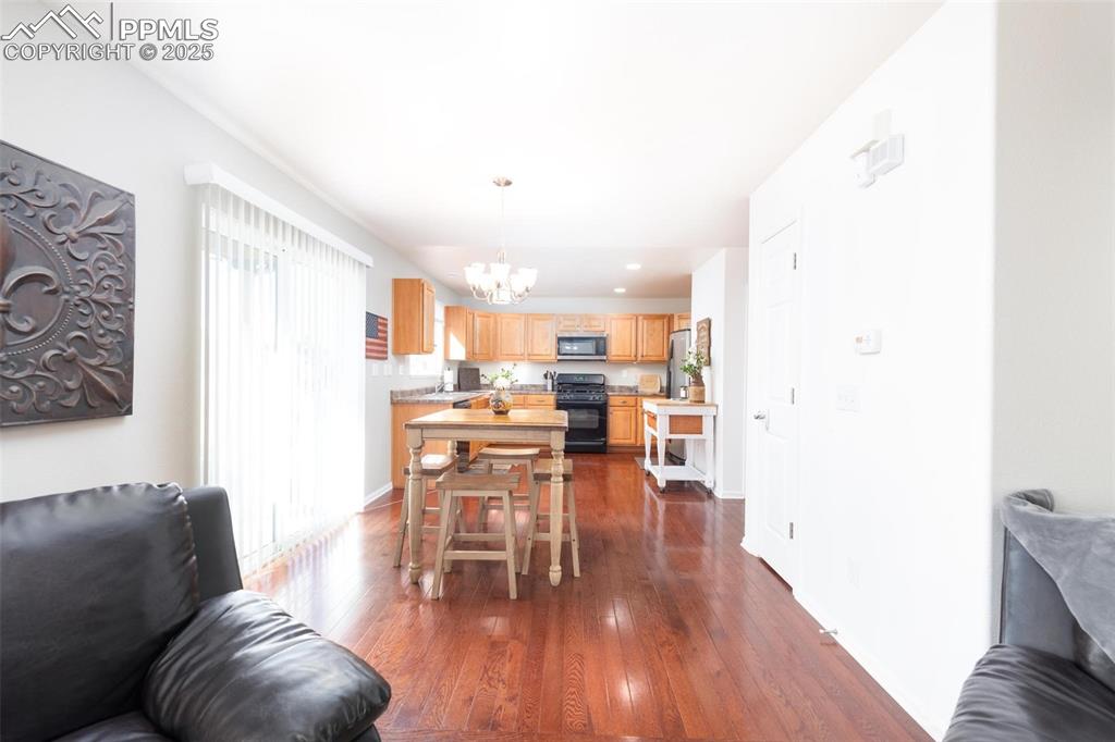 Image 11 of 36: Dining Area