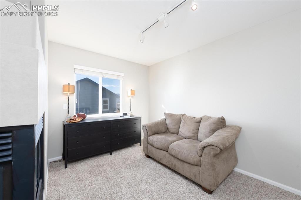 Image 19 of 36: Living Room