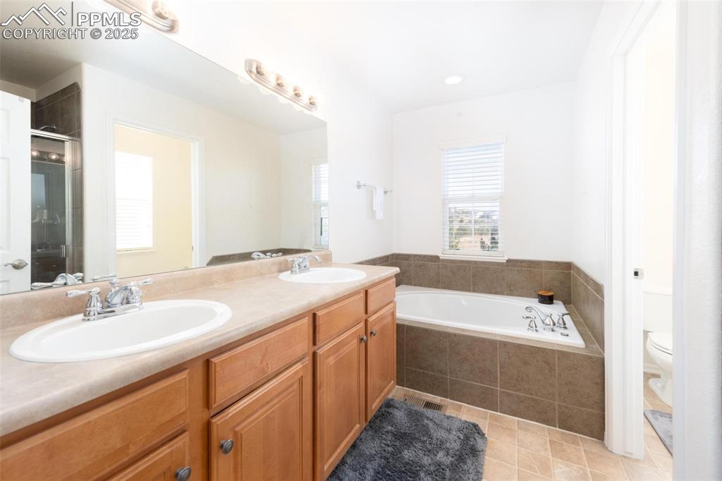 Image 20 of 36: Bathroom