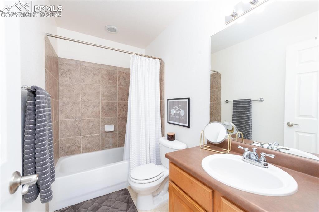 Image 23 of 36: Bathroom