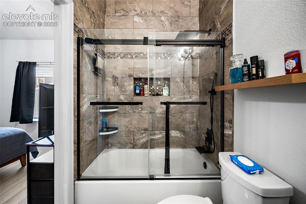 Image 19 of 42: Bathroom