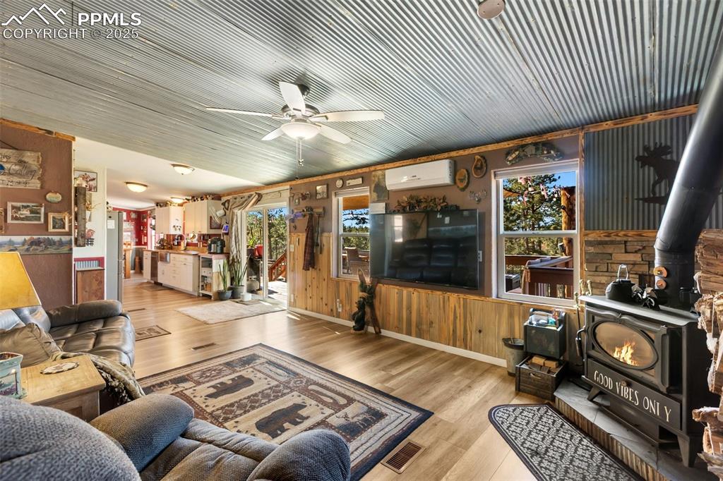 Image 10 of 50: Living Room