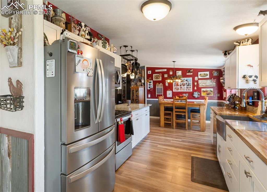 Image 14 of 50: Kitchen