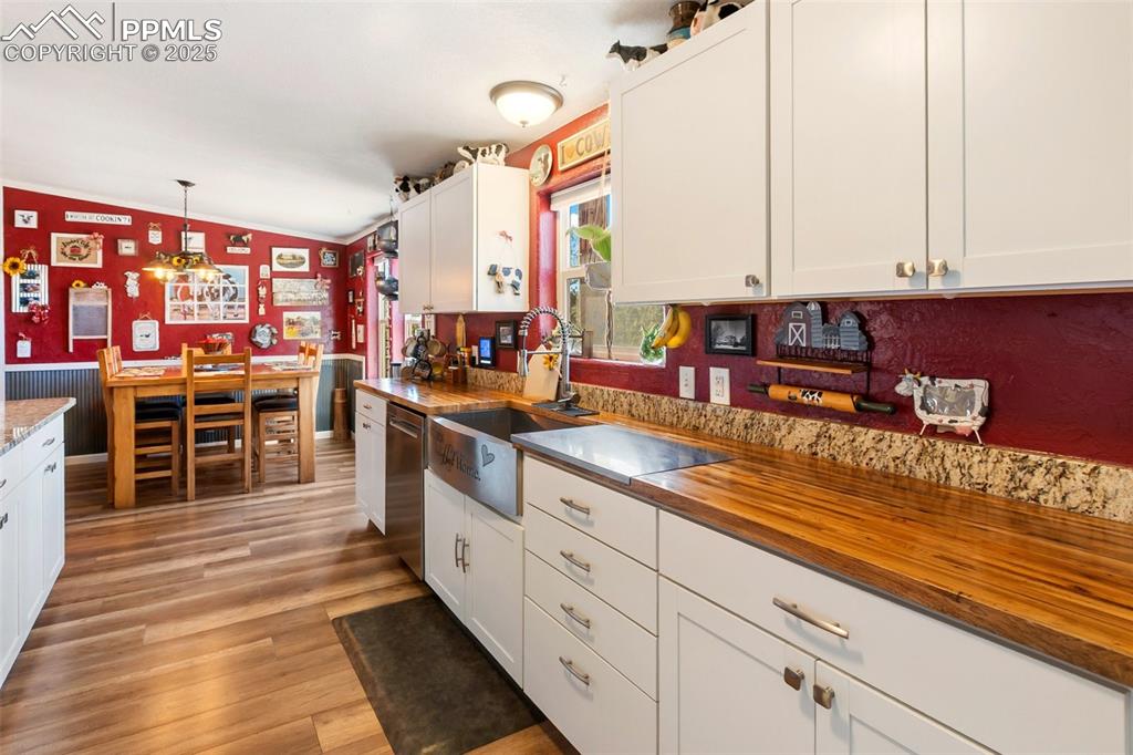 Image 15 of 50: Kitchen