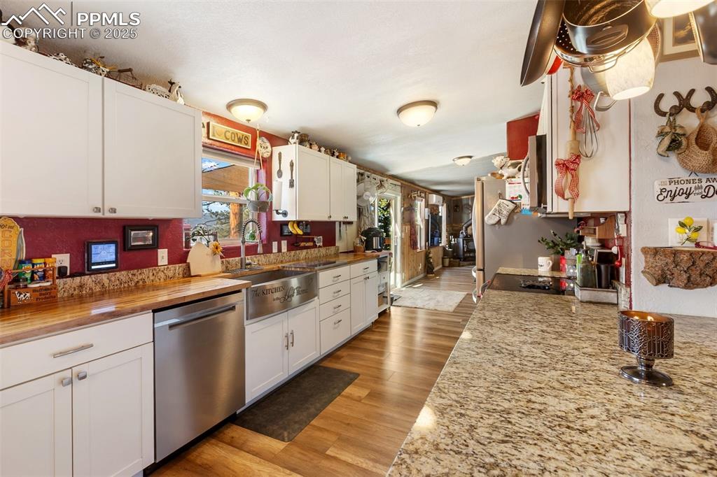 Image 16 of 50: Kitchen